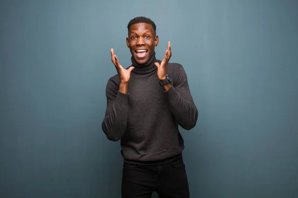 Junger Afrikanisch Amerikanischer Schwarzer Mann Schockiert Und Aufgeregt Lachend Erstaunt — Stockfoto