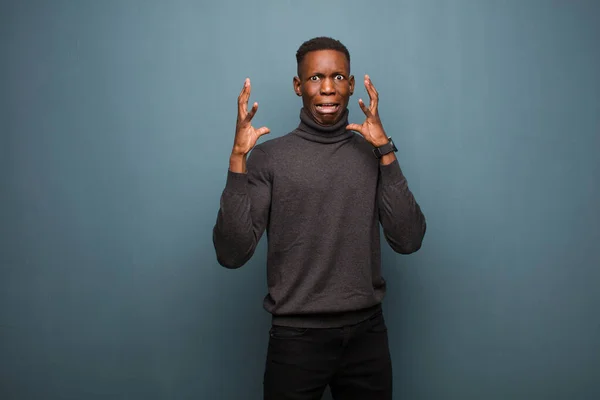 Junger Afrikanisch Amerikanischer Schwarzer Mann Schreit Mit Erhobenen Händen Der — Stockfoto
