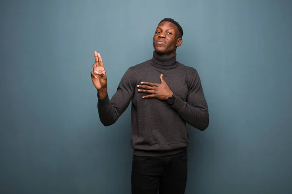 Junger Afrikanisch Amerikanischer Schwarzer Mann Sieht Glücklich Selbstbewusst Und Vertrauenswürdig — Stockfoto