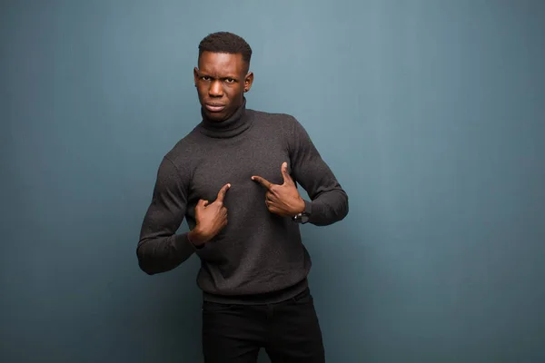 Молодий Афроамериканський Чорний Чоловік Вказує Себе Збентеженим Швидким Виглядом Шокований — стокове фото