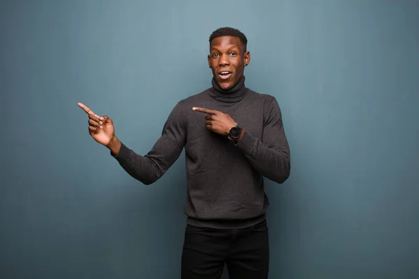 Молодий Афроамериканський Чорний Чоловік Відчуває Себе Радісним Здивованим Посміхаючись Шокованим — стокове фото