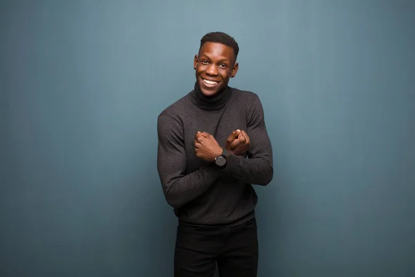 Junger Afrikanisch Amerikanischer Schwarzer Fröhlich Lächelnd Und Feiernd Mit Geballten — Stockfoto