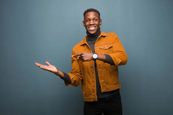 Junger Afrikanisch Amerikanischer Schwarzer Mann Lächelt Fröhlich Und Zeigt Auf — Stockfoto