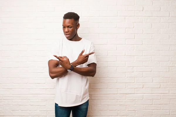 Νεαρός Αφροαμερικάνος Μαύρος Που Φαίνεται Μπερδεμένος Και Μπερδεμένος Ανασφαλής Και — Φωτογραφία Αρχείου