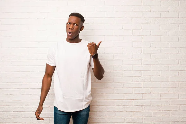 Junger Afrikanisch Amerikanischer Schwarzer Mann Schaut Erstaunt Ungläubig Zeigt Auf — Stockfoto
