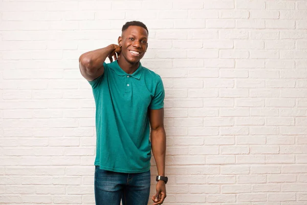 Junger Afrikanisch Amerikanischer Schwarzer Mann Lacht Fröhlich Und Selbstbewusst Mit — Stockfoto