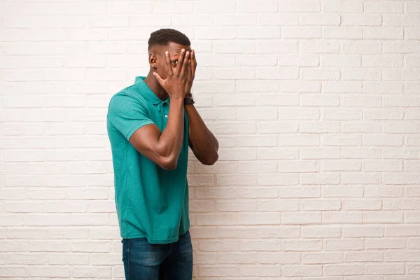 Młody Afrykański Czarny Człowiek Czuje Się Przerażony Lub Zakłopotany Podgląda — Zdjęcie stockowe