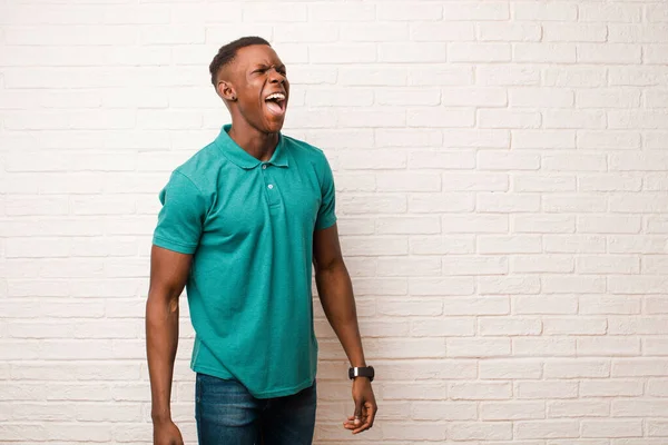Jovem Negro Afro Americano Gritando Furiosamente Gritando Agressivamente Olhando Estressado — Fotografia de Stock