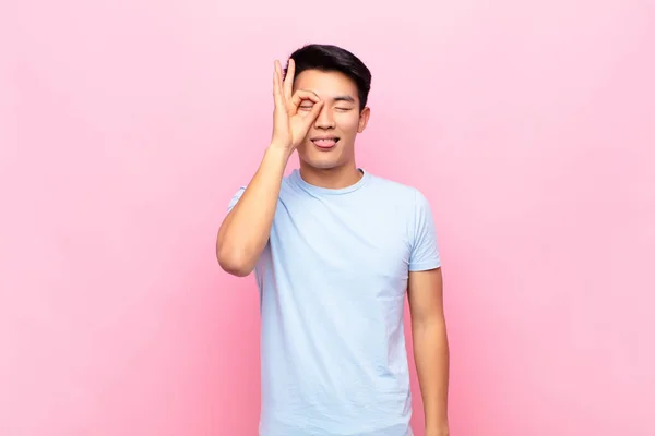 Genç Çinli Adam Komik Yüzüyle Mutlu Bir Şekilde Gülümsüyor Şaka — Stok fotoğraf