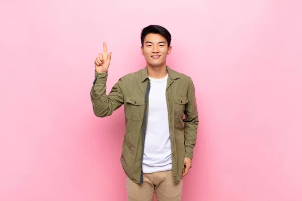 Νεαρός Κινέζος Άντρας Χαμογελά Χαρούμενα Και Ευτυχισμένα Δείχνοντας Προς Πάνω — Φωτογραφία Αρχείου