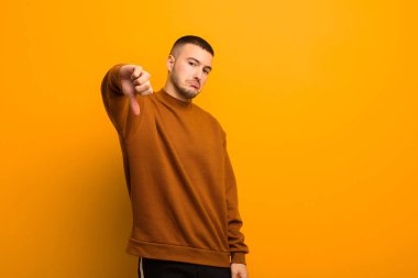 Huysuz, sinirli, sinirli, hayal kırıklığına uğramış ya da canı sıkkın genç bir adam.