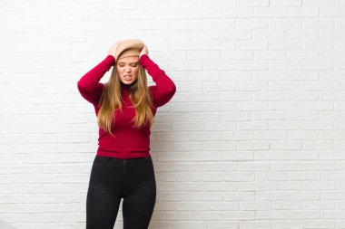 Genç bir sanatçı kendini stresli ve hayal kırıklığına uğramış hissediyor. Yumruk yumruğa, yorgun, mutsuz ve migren ağrısı çekiyor.