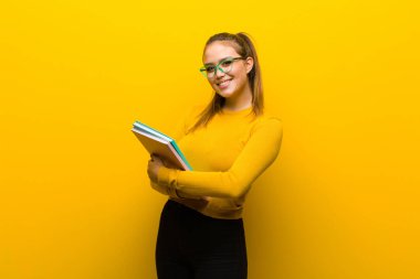 Genç, güzel kız öğrenci konsepti. kitaplarla