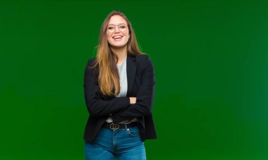 Ağzı açık genç ve güzel bir kadın. Korkunç bir hata yüzünden dehşete düşmüş ve şok olmuş görünüyor. Yeşil arka plana karşı ellerini kaldırıyor.