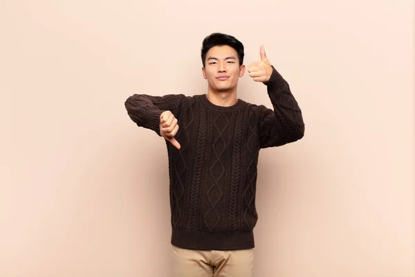 Jonge Chinese Man Zich Verward Onwetend Onzeker Voelen Het Wegen — Stockfoto