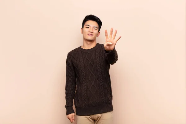Jonge Chinese Man Glimlachend Zoek Vriendelijk Tonen Nummer Vier Vierde — Stockfoto