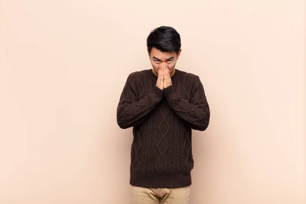 Joven Chino Sintiéndose Preocupado Esperanzado Religioso Orando Fielmente Con Las — Foto de Stock