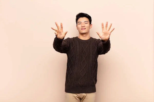 Jovem Chinês Homem Sorrindo Olhando Amigável Mostrando Número Nove Nono — Fotografia de Stock