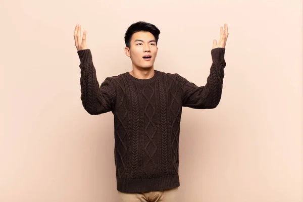 Ung Kinesisk Man Känner Sig Glad Förvånad Lycklig Och Förvånad — Stockfoto