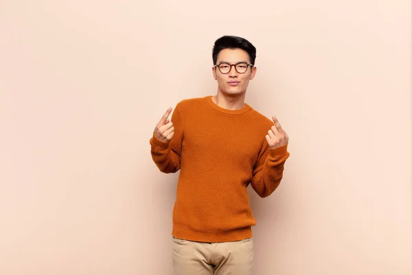 Kötü Tavırlı Genç Çinli Adam Gururlu Agresif Görünüyor Yukarı Bakıyor — Stok fotoğraf
