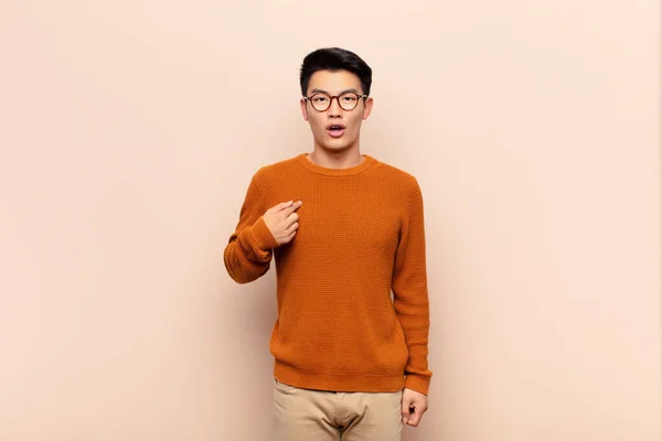 Jeune Homme Chinois Regardant Choqué Surpris Avec Bouche Grande Ouverte — Photo