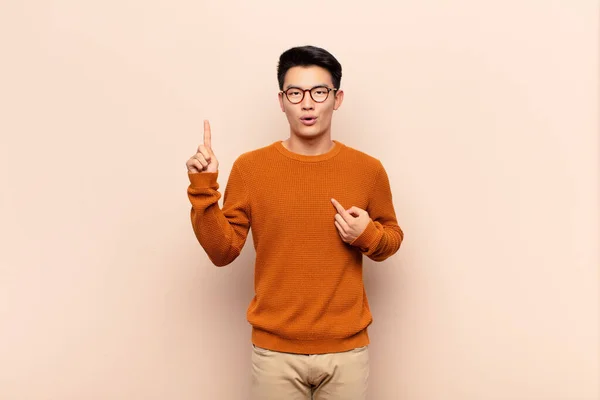Jovem Chinês Homem Sentindo Orgulhoso Surpreso Apontando Para Auto Confiança — Fotografia de Stock