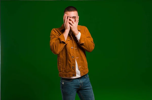 Junger Gutaussehender Mann Der Angst Oder Verlegenheit Empfindet Mit Halb — Stockfoto