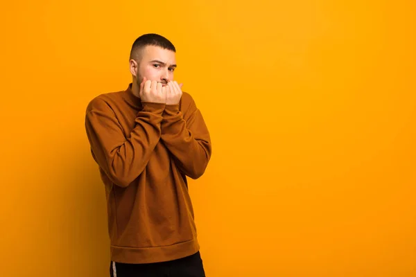 Joven Hombre Guapo Buscando Preocupado Ansioso Estresado Asustado Mordiendo Las — Foto de Stock