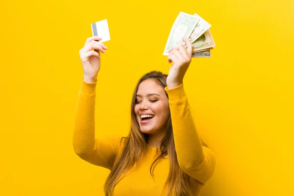 Ung Vacker Kvinna Pengar Eller Shopping Koncept Mot Gul Vägg — Stockfoto