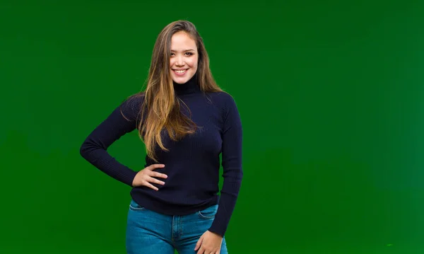 Jovem Mulher Bonita Rindo Tímida Alegre Com Uma Atitude Amigável — Fotografia de Stock