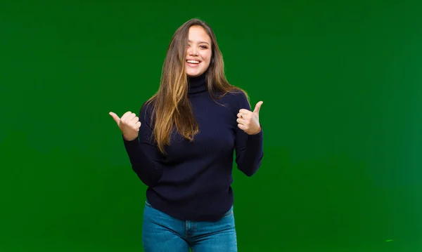 Joven Bonita Mujer Sonriendo Alegremente Mirando Feliz Sintiéndose Despreocupada Positiva —  Fotos de Stock