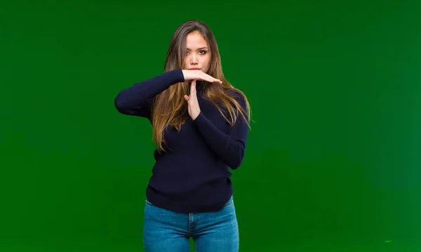 Jong Mooi Vrouw Zoek Serieus Streng Boos Ontevreden Waardoor Tijd — Stockfoto