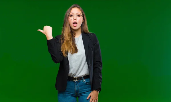 Jovem Bonita Mulher Comemorando Sucesso Inacreditável Como Vencedor Olhando Animado — Fotografia de Stock