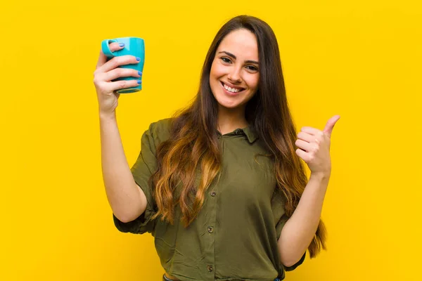 Joven Bonita Mujer Teniendo Café Caliente — Foto de Stock