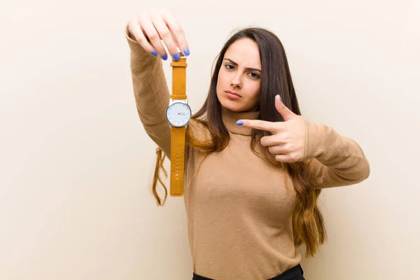 Jeune Jolie Femme Avec Une Horloge Concept Temps — Photo