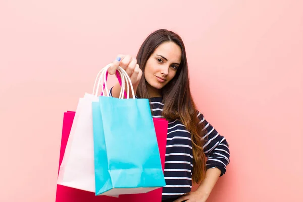 Jonge Mooie Vrouw Met Shopping Tassen — Stockfoto