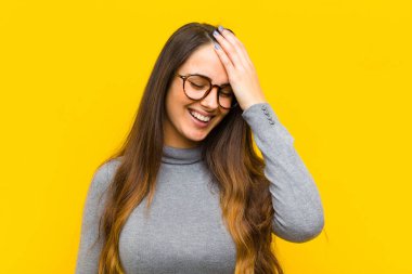 Genç ve güzel bir kadın gülüyor ve alnına tokat atıyor.!