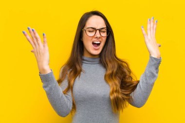 Genç ve güzel bir kadın öfkeyle bağırıyor, stresli hissediyor ve ellerini havaya kaldırıp neden işim ya da iş konseptim olduğunu söylüyor.