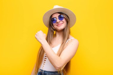 Genç ve güzel bir kadın mutlu, pozitif ve başarılı hissediyor, bir meydan okumayla karşılaştığında ya da iyi sonuçları kutladığında motive oluyor.