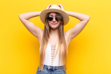 Genç ve güzel bir kadın hayal kırıklığına uğramış ve sıkılmış hissediyor, başarısızlıktan bıkmış ve bıkmış, sıkıcı işlerden bıkmış,