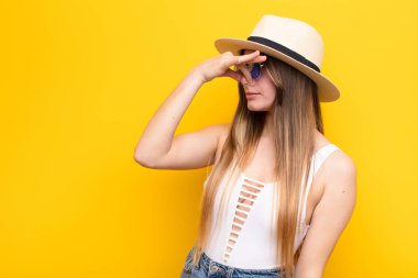 Genç ve güzel bir kadın iğrenç ve nahoş bir kokuyu koklamamak için burnunu tutuyor.