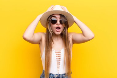 Genç, güzel bir kadın dehşete kapılmış ve şok olmuş hissediyor. Bir hata yüzünden el ele tutuşup panikliyor.