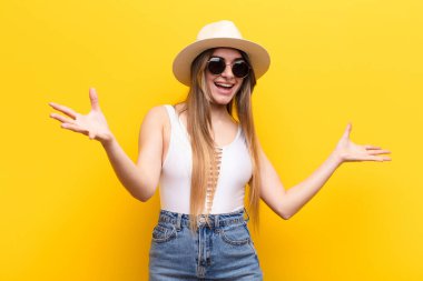 Genç, güzel bir kadın opera yapıyor ya da konserde şarkı söylüyor, romantik, sanatsal ve tutkulu hissediyor.