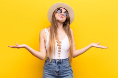 Genç ve güzel bir kadın şaşkın ve şaşkın hissediyor, doğru cevap ya da karardan emin değil, bir seçim yapmaya çalışıyor.