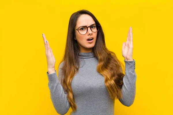 Jonge Mooie Vrouw Kijken Geschokt Verbaasd Met Kaak Viel Verrassing — Stockfoto