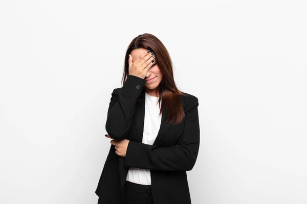 Jovem Bonita Empresária Olhando Estressado Envergonhado Chateado Com Uma Dor — Fotografia de Stock