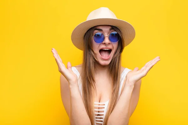 Giovane Bella Donna Sente Scioccato Eccitato Ridendo Stupito Felice Causa — Foto Stock