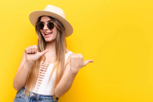 Giovane Bella Donna Sorridente Allegramente Casualmente Punta Copiare Spazio Sul — Foto Stock