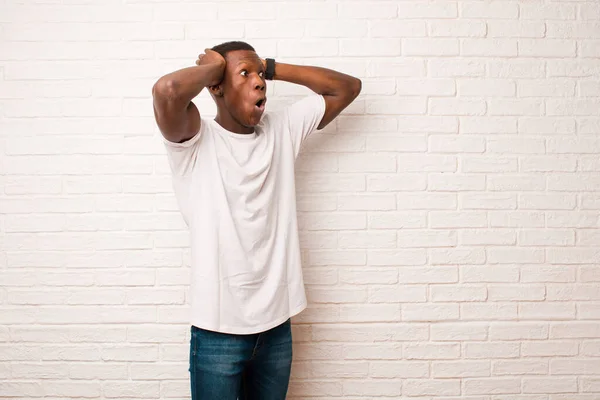 Junger Afrikanisch Amerikanischer Schwarzer Mann Mit Offenem Mund Der Entsetzt — Stockfoto