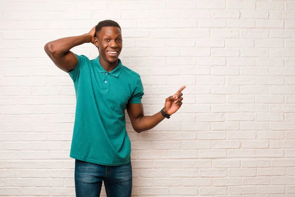 Junger Afrikanisch Amerikanischer Schwarzer Mann Lacht Sieht Glücklich Positiv Und — Stockfoto